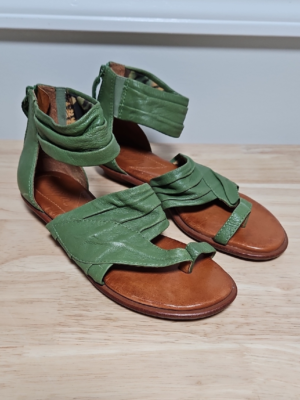 Naya Samara Genuine Leather Thong Gladiator Sandals Green 6.5